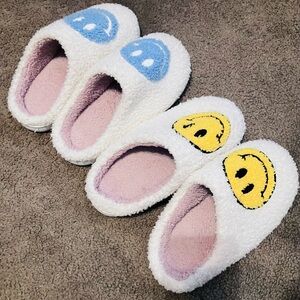 Kids Fuzzy Smiley Face Slippers - White and Yellow